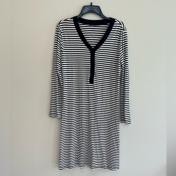 Magnetic Me Black and White Striped Striped Maternity Gown, size 4/6 Small - Picture 2 of 10